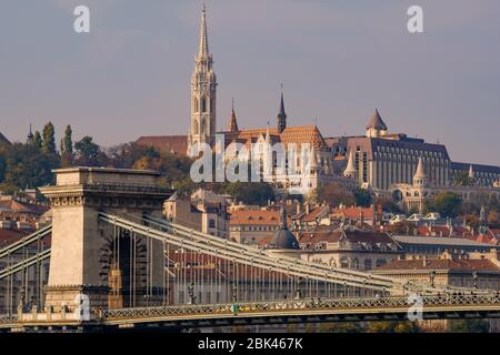 Szechenyi Kettenbrücke`s Donau und Budaer Burgviertel mit Matthias Kirche und Fischerbastei in Budapest, Ungarn Stockfoto